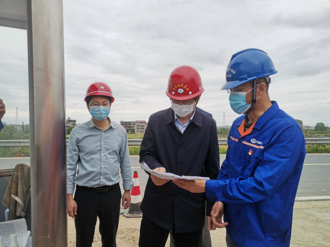 集團(tuán)黨委委員、紀(jì)委書記何志敏赴西二環(huán)高速項目檢查疫情防控工作